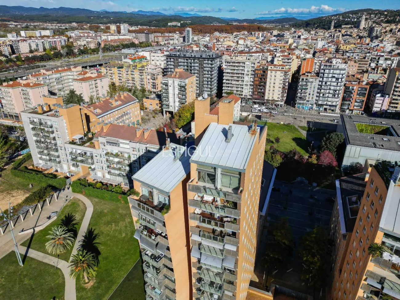 Ático de lujo en Parc Migdia: exclusividad con piscina y vistas únicas en Girona