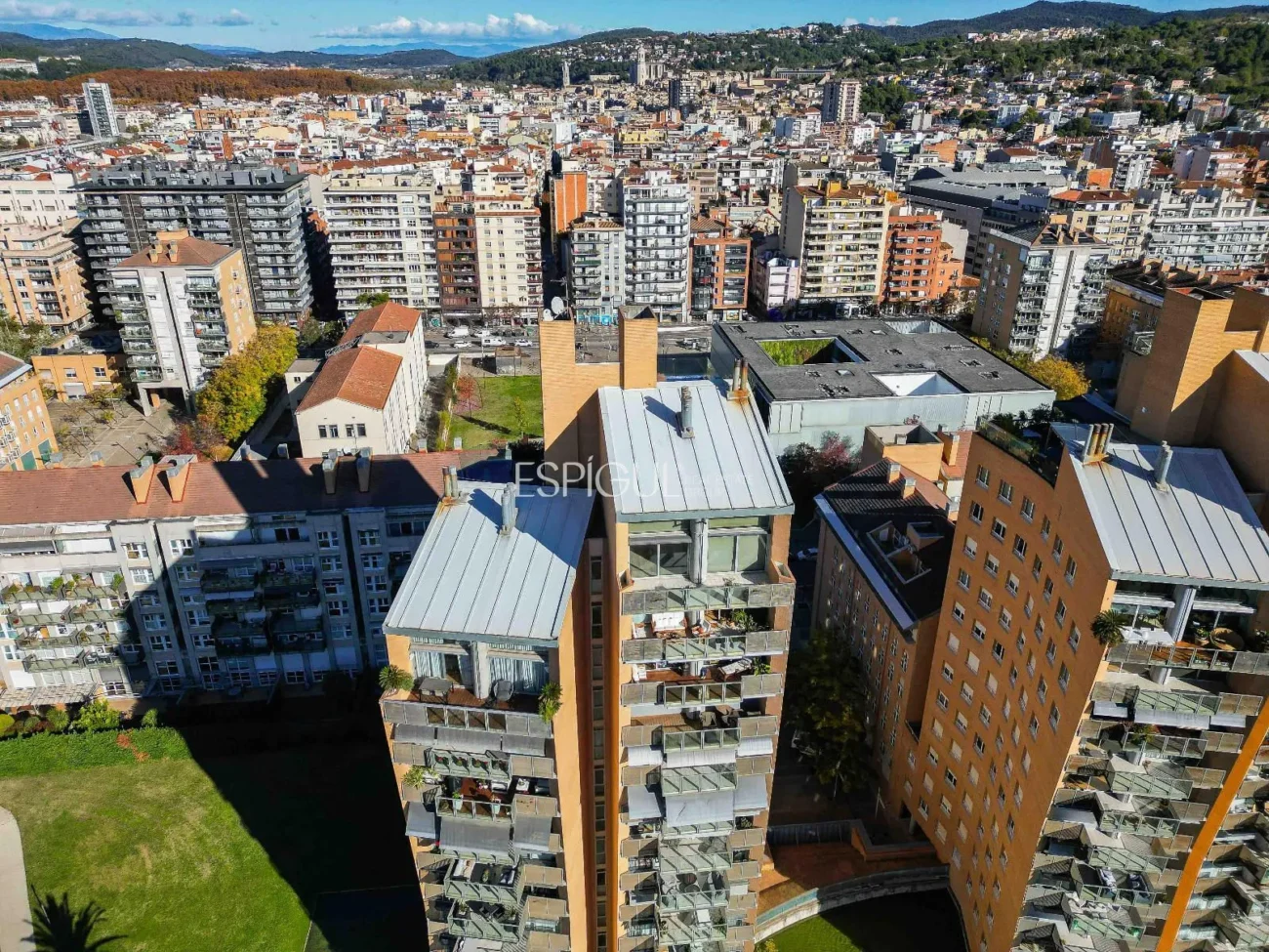 Ático de lujo en Parc Migdia: exclusividad con piscina y vistas únicas en Girona