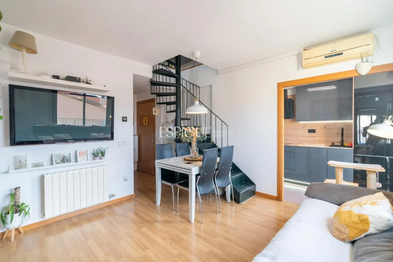 Ático Dúplex con Terraza en Salt