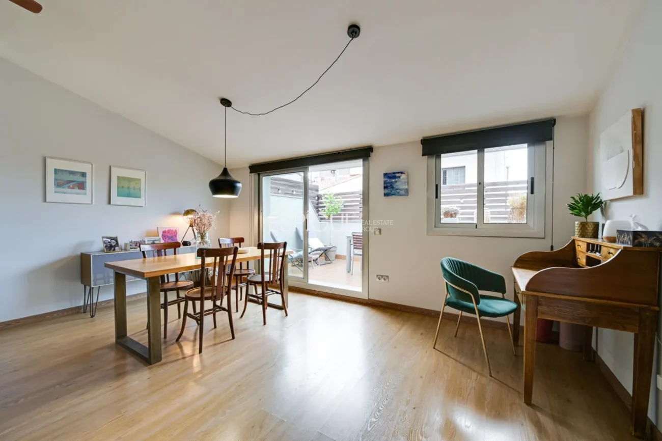 Ático dúplex invertido con terraza privada y plaza de garaje en el centro de Mataró