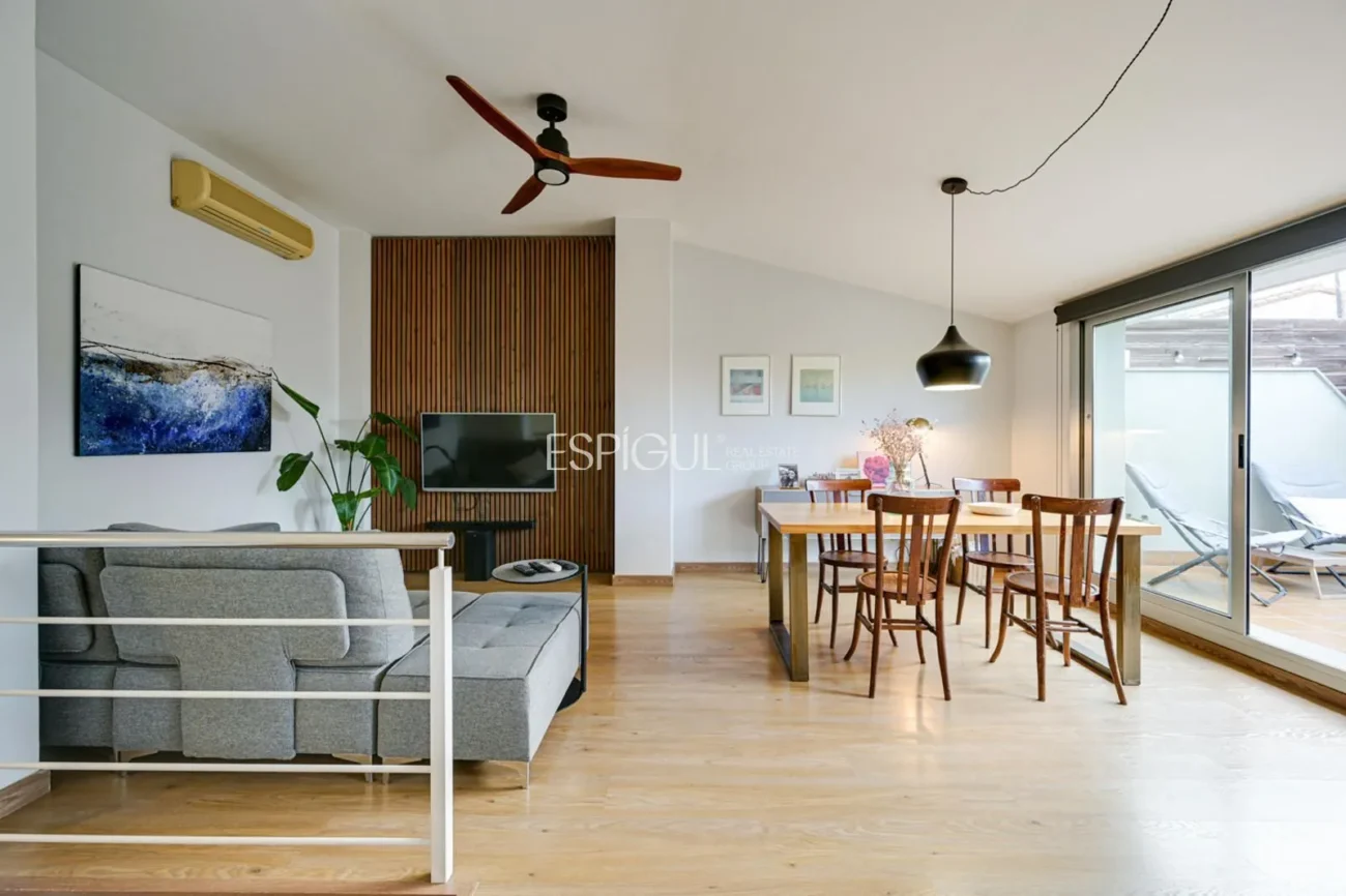 Ático dúplex invertido con terraza privada y plaza de garaje en el centro de Mataró