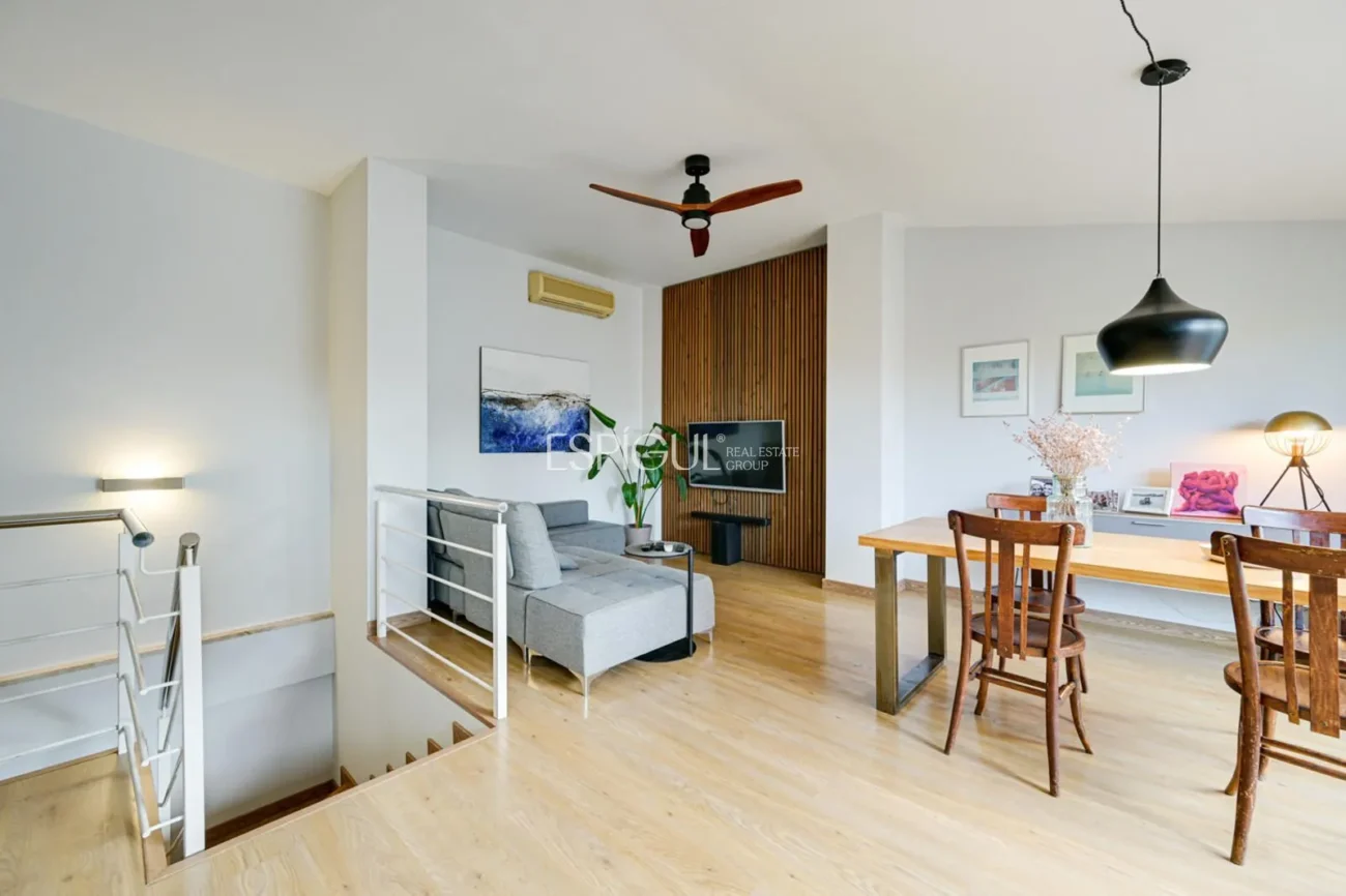 Ático dúplex invertido con terraza privada y plaza de garaje en el centro de Mataró