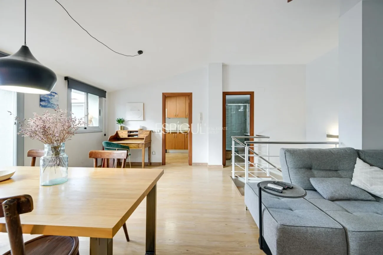 Penthouse en duplex inversé avec terrasse privée et place de parking au centre de Mataró