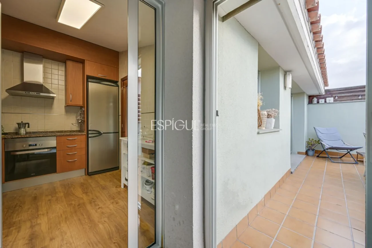 Penthouse en duplex inversé avec terrasse privée et place de parking au centre de Mataró