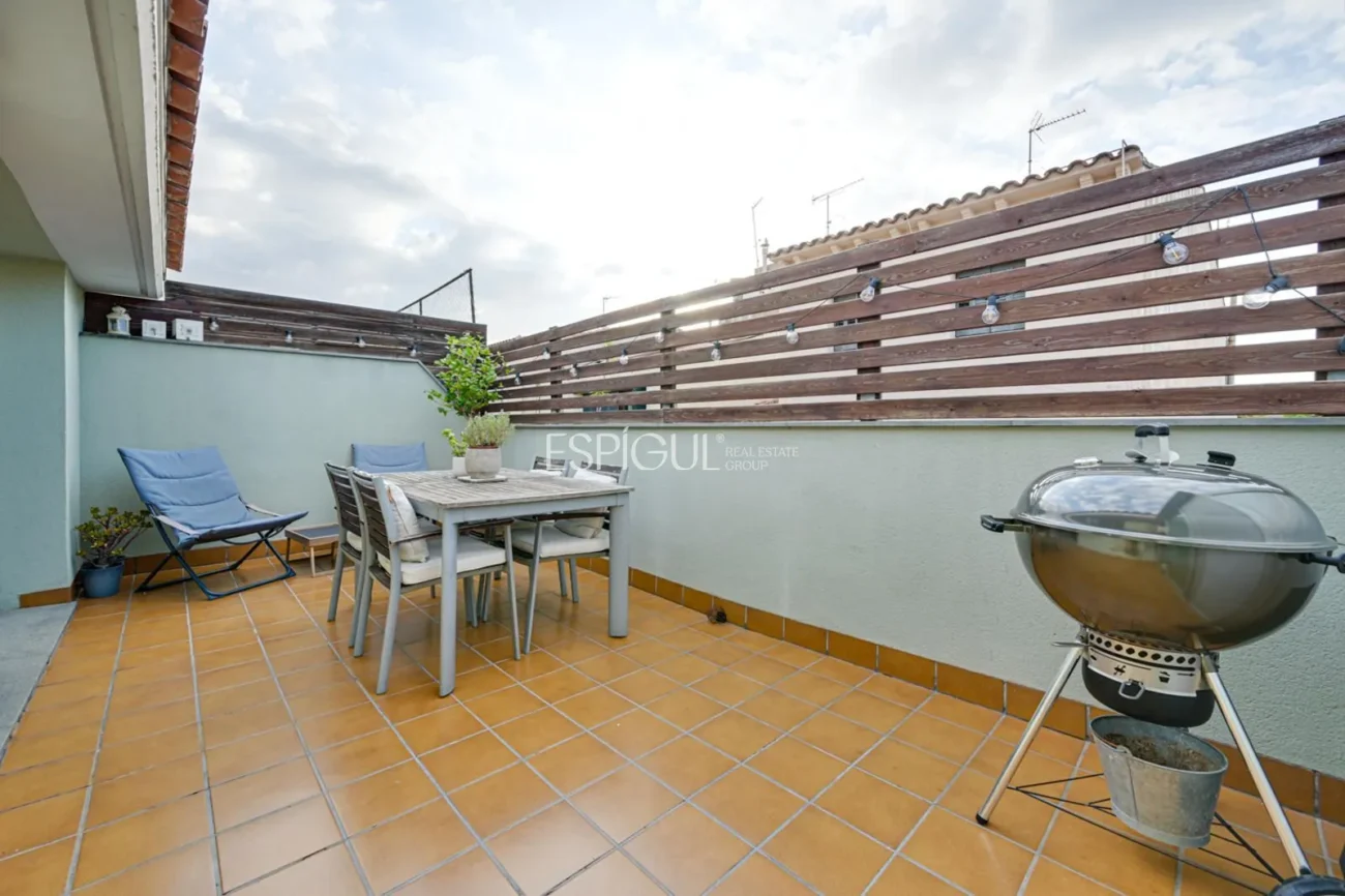 Penthouse en duplex inversé avec terrasse privée et place de parking au centre de Mataró