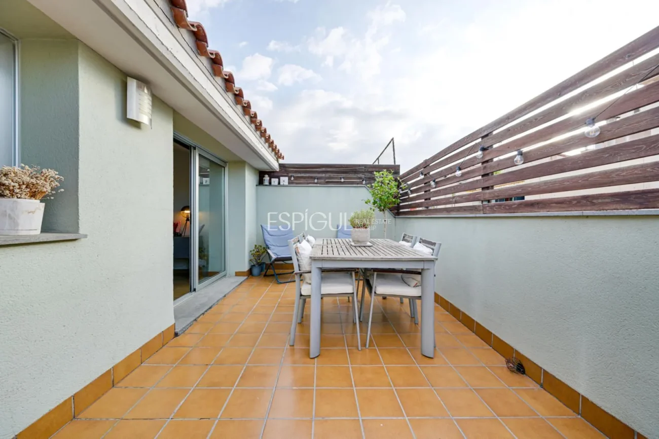 Penthouse en duplex inversé avec terrasse privée et place de parking au centre de Mataró