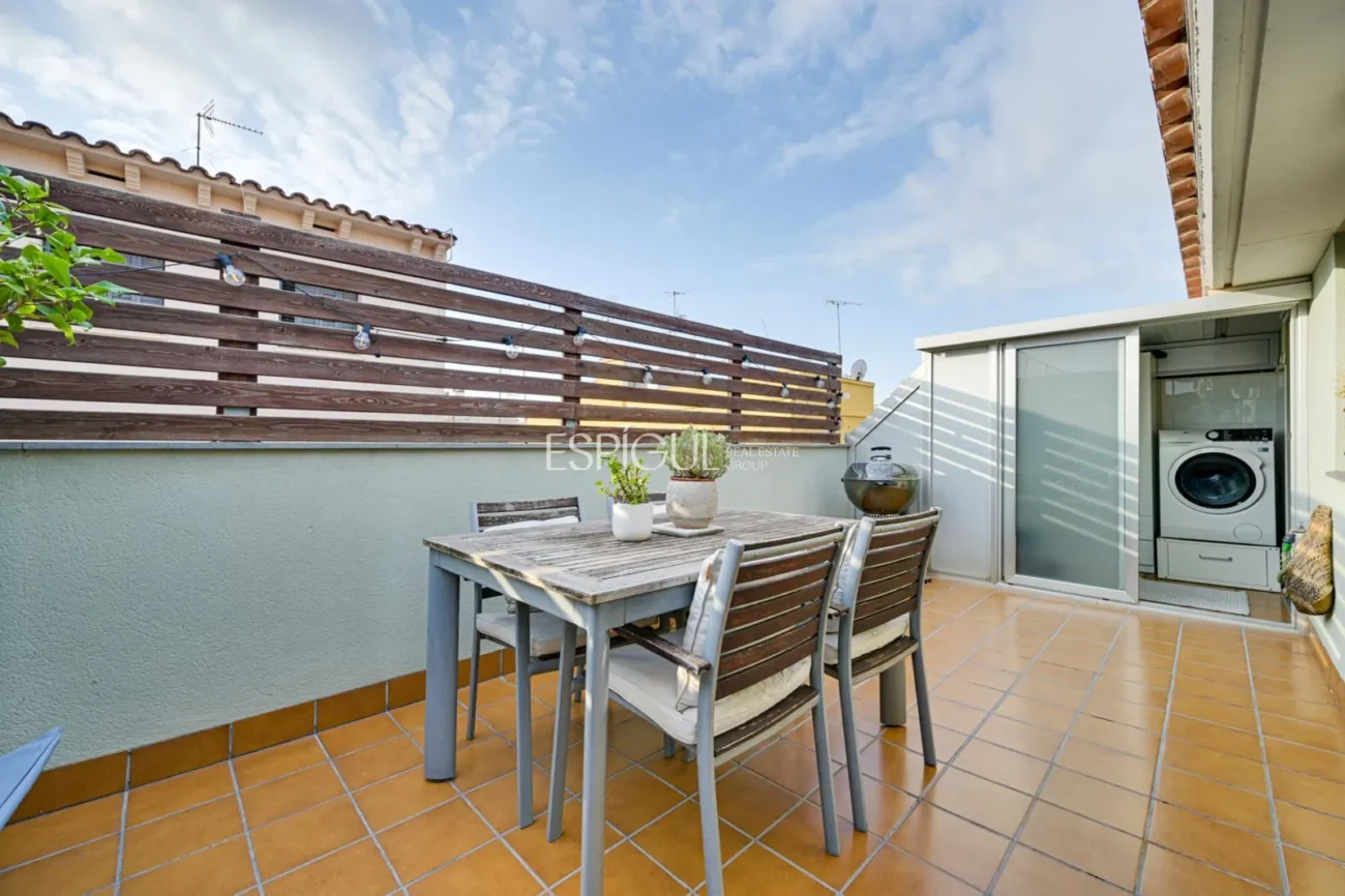 Penthouse en duplex inversé avec terrasse privée et place de parking au centre de Mataró