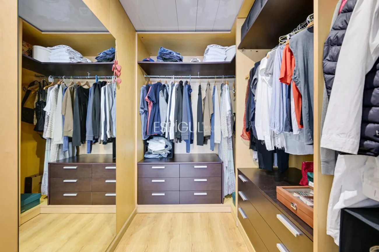 Penthouse en duplex inversé avec terrasse privée et place de parking au centre de Mataró