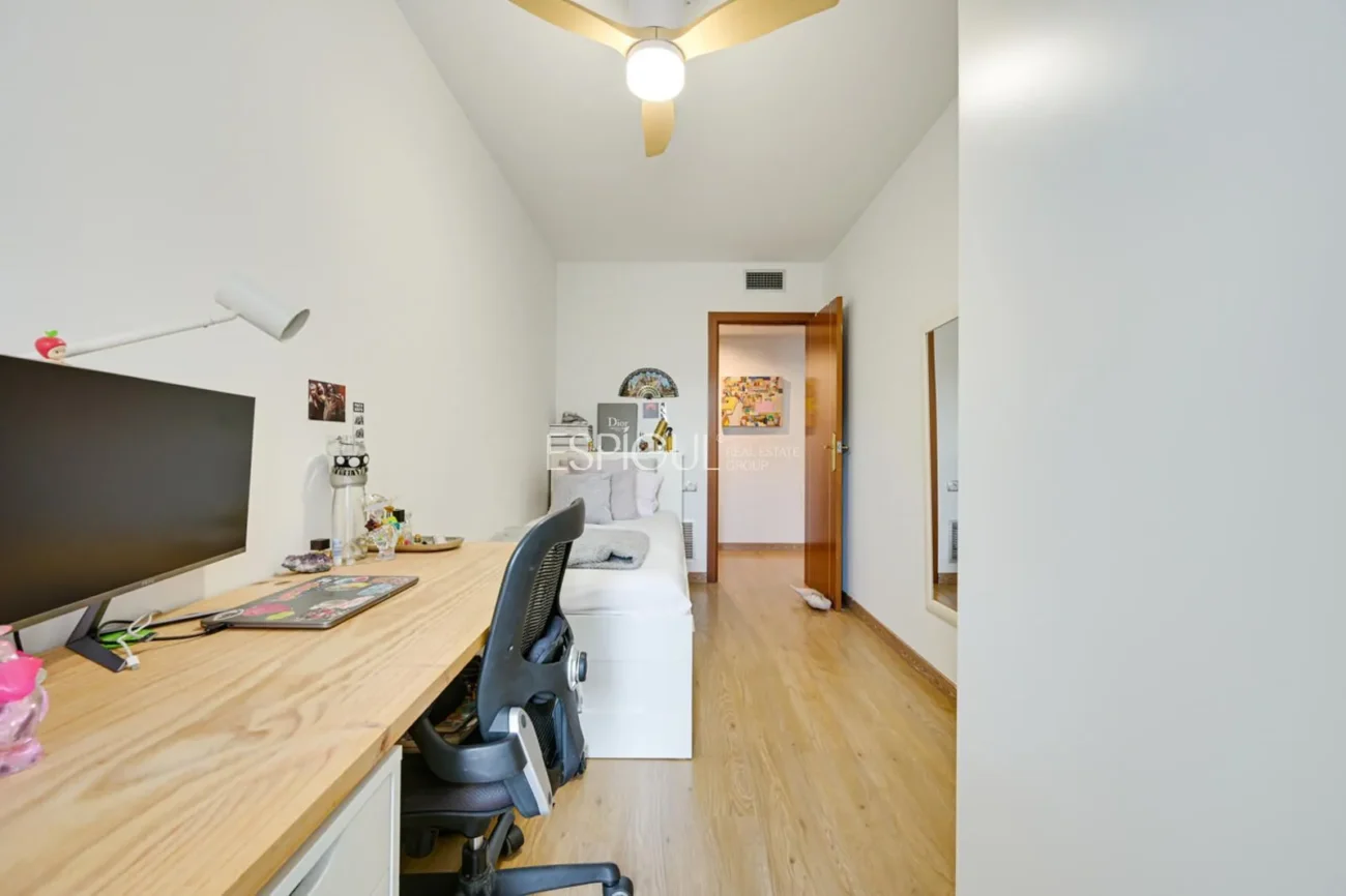 Penthouse en duplex inversé avec terrasse privée et place de parking au centre de Mataró