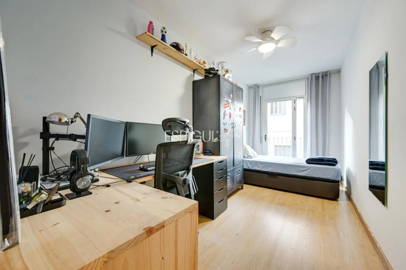 Penthouse en duplex inversé avec terrasse privée et place de parking au centre de Mataró