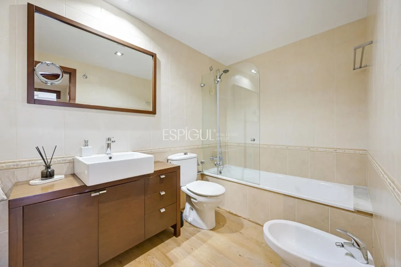 Penthouse en duplex inversé avec terrasse privée et place de parking au centre de Mataró