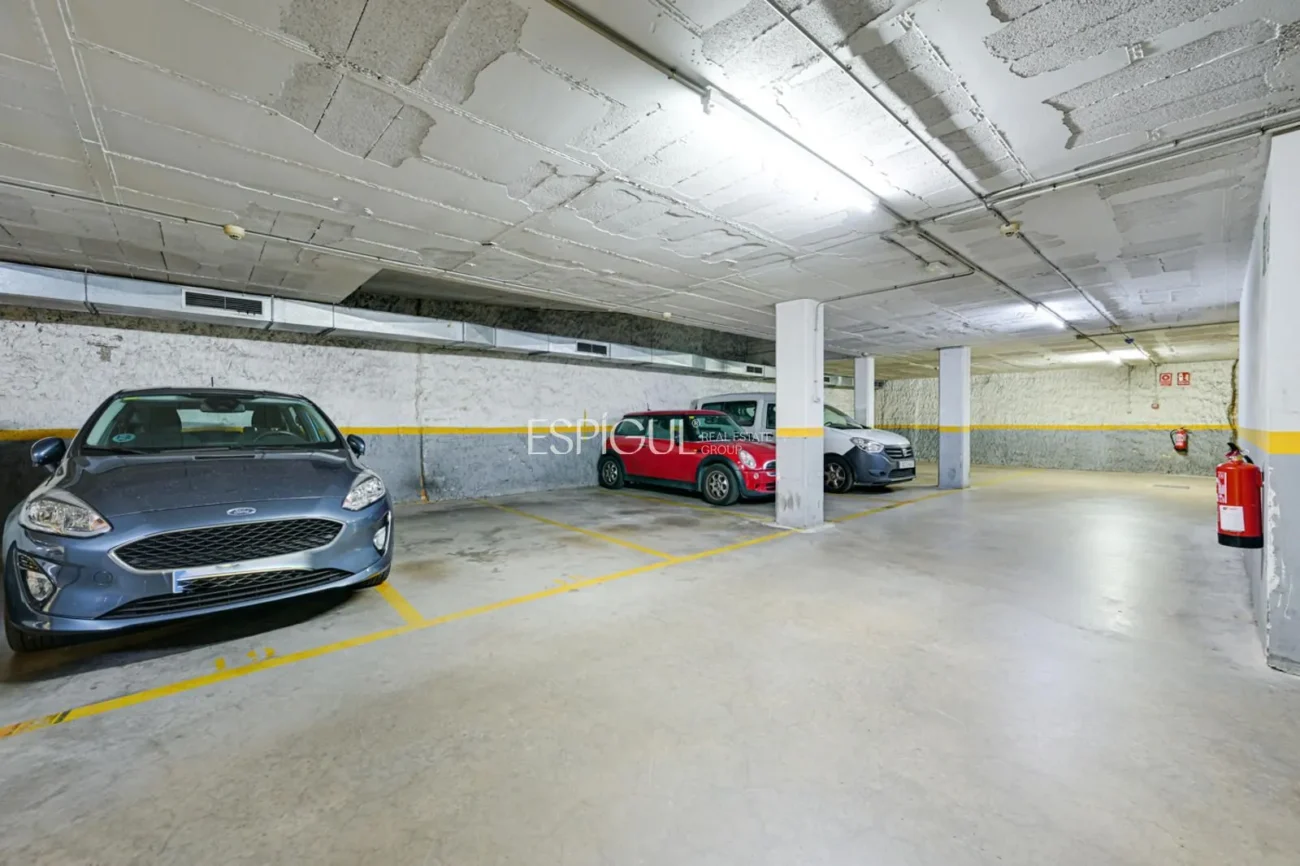 Penthouse en duplex inversé avec terrasse privée et place de parking au centre de Mataró