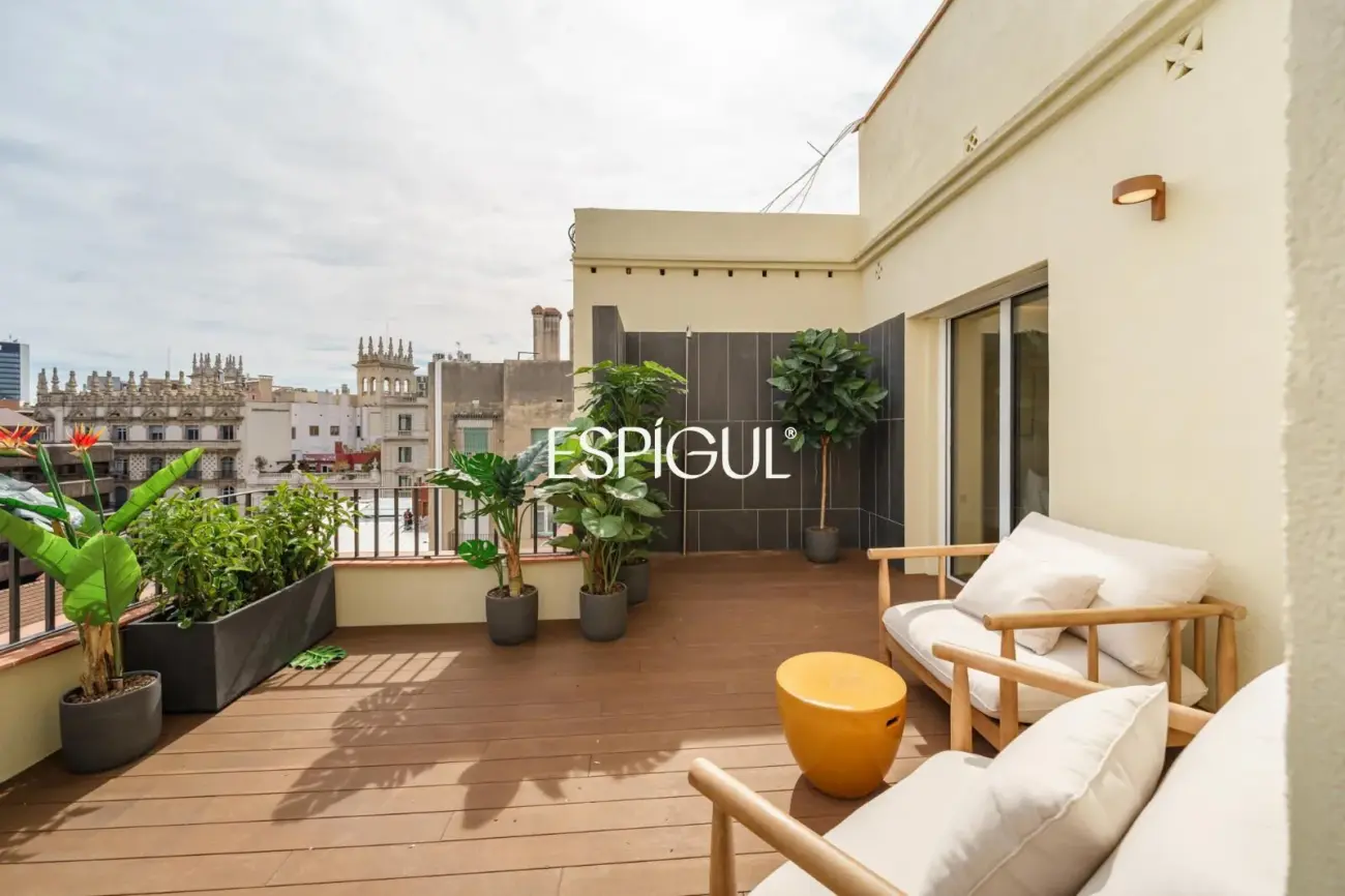 Эксклюзивный пентхаус на продажу с террасой на улице Мунтанер, Барселона