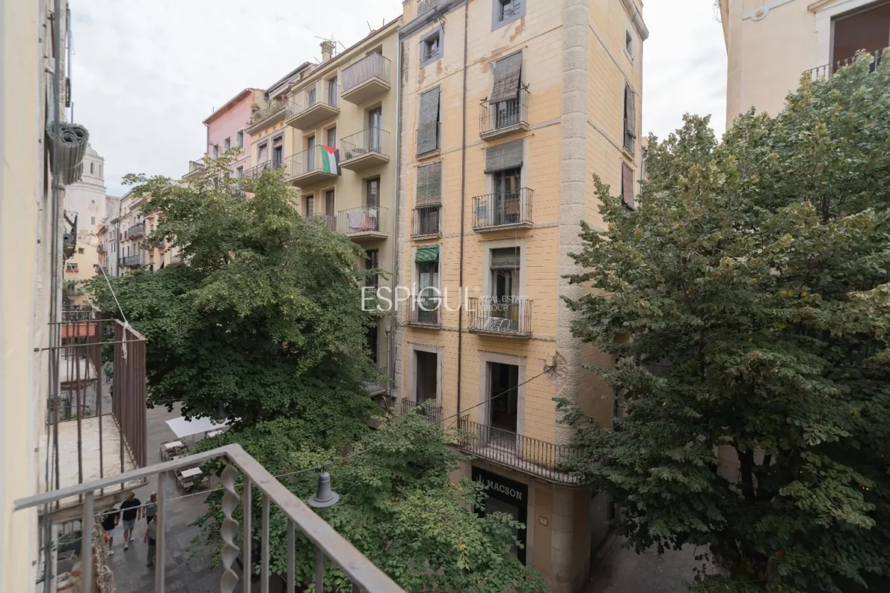 Block for Sale in the Heart of Rambla De Girona.