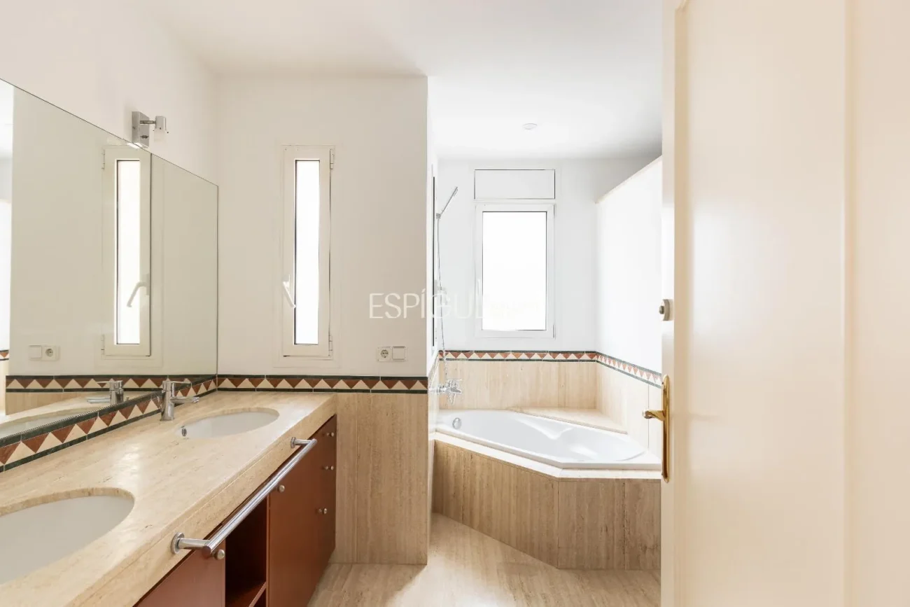 Schönes Haus mit 5 Schlafzimmern, Garten und Pool in Can Teixidó