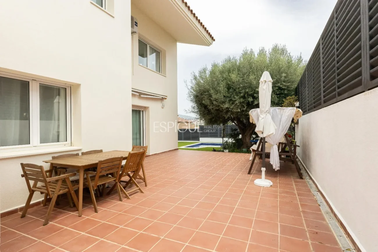 Schönes Haus mit 5 Schlafzimmern, Garten und Pool in Can Teixidó