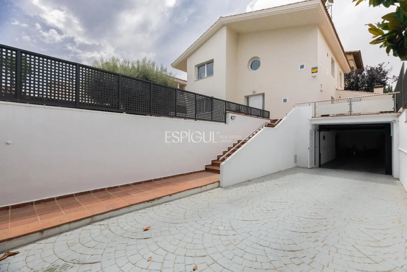 Schönes Haus mit 5 Schlafzimmern, Garten und Pool in Can Teixidó