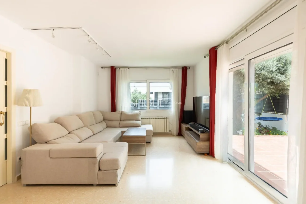 Schönes Haus mit 5 Schlafzimmern, Garten und Pool in Can Teixidó