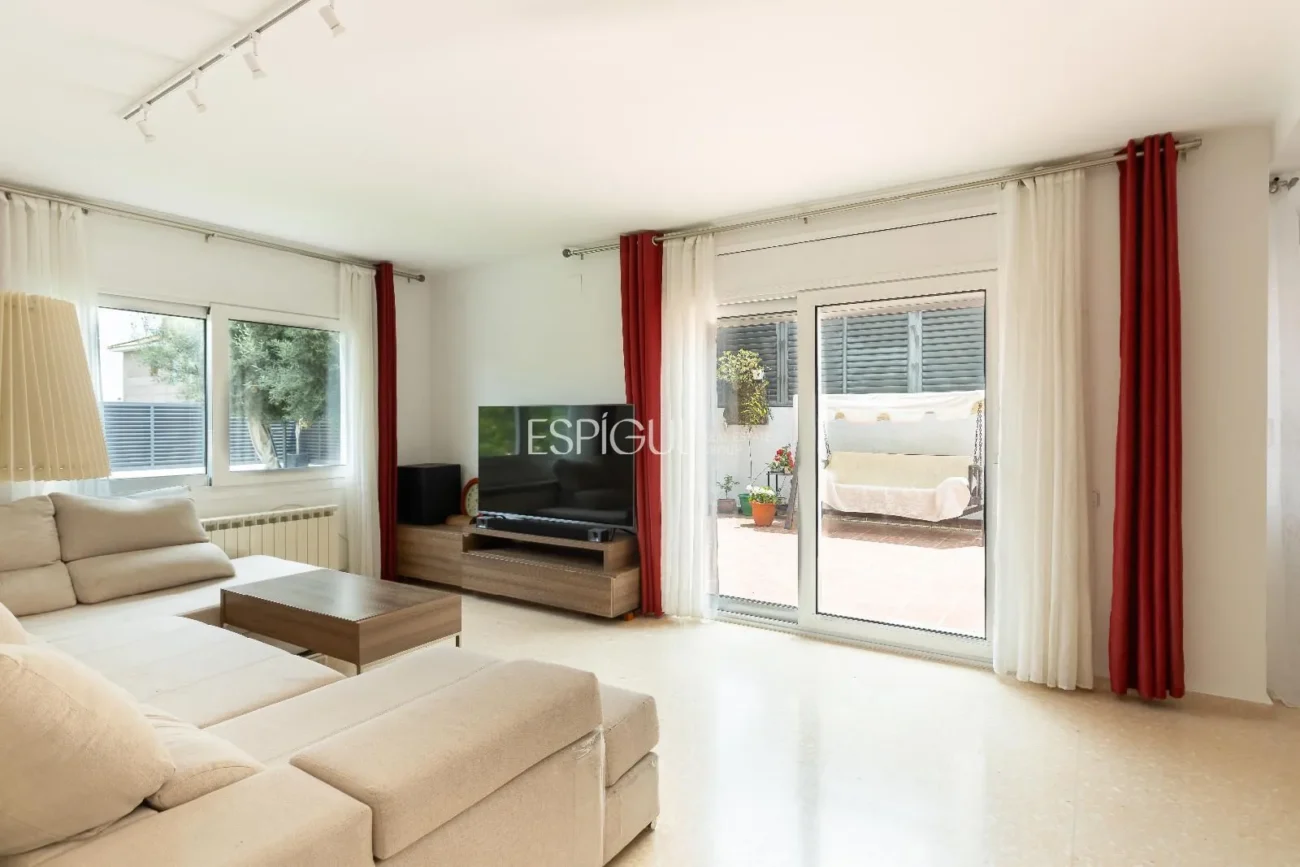 Schönes Haus mit 5 Schlafzimmern, Garten und Pool in Can Teixidó