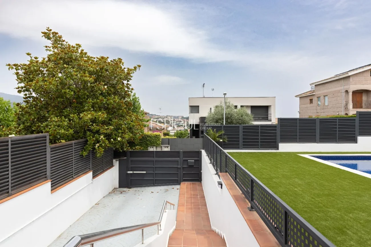 Schönes Haus mit 5 Schlafzimmern, Garten und Pool in Can Teixidó