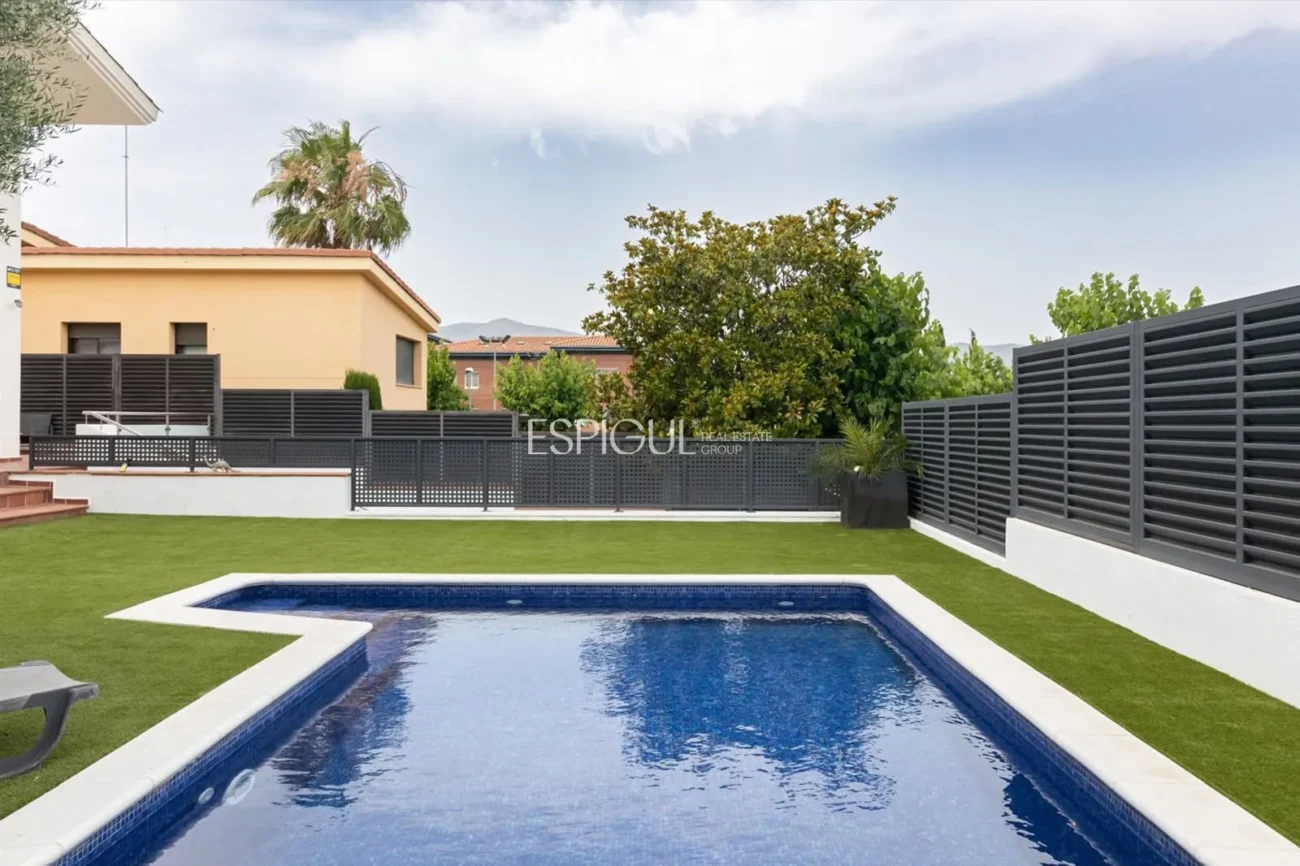 Bonita casa de 5 habitaciones, jardín y piscina en Can Teixidó