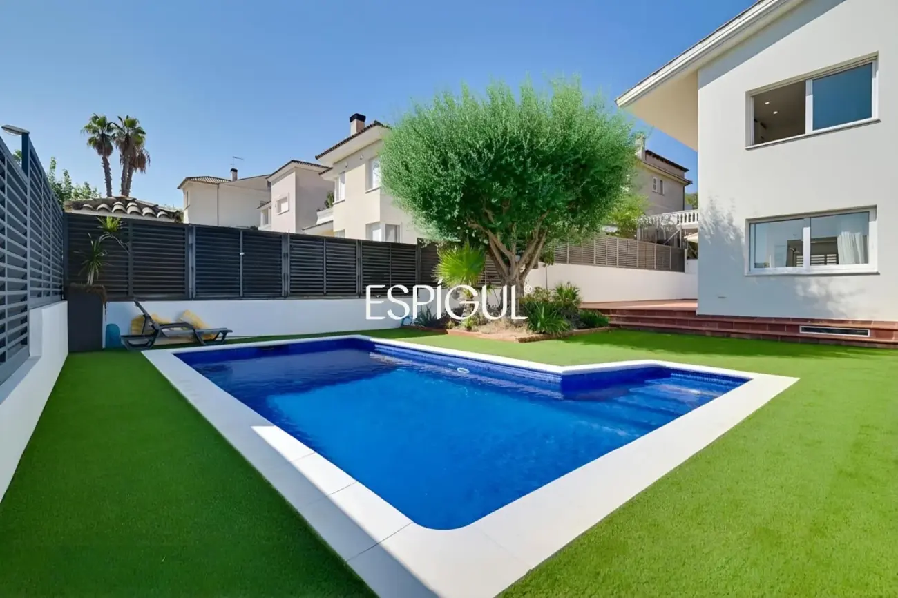 Schönes Haus mit 5 Zimmern, Garten und Pool in Can Teixidó, Alella
