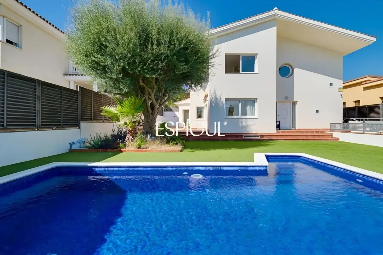 Schönes Haus mit 5 Zimmern, Garten und Pool in Can Teixidó, Alella