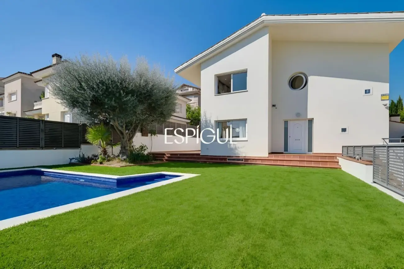 Schönes Haus mit 5 Zimmern, Garten und Pool in Can Teixidó, Alella