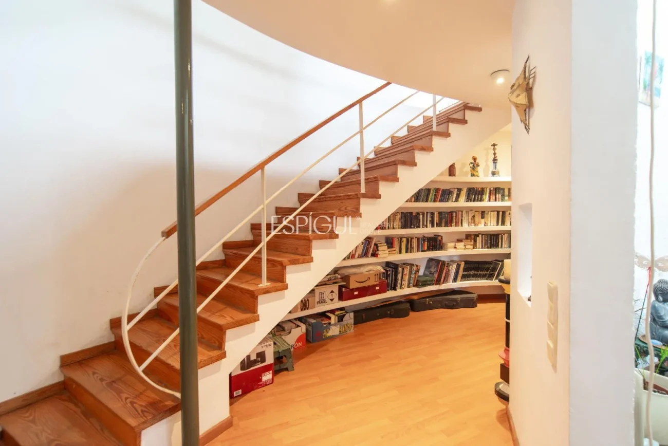 Belle maison avec un grand potentiel et une conception architecturale unique à La Llobera, Cabrils