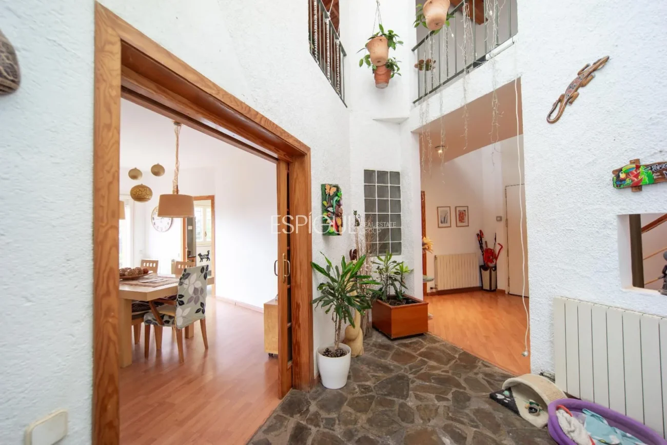 Belle maison avec un grand potentiel et une conception architecturale unique à La Llobera, Cabrils