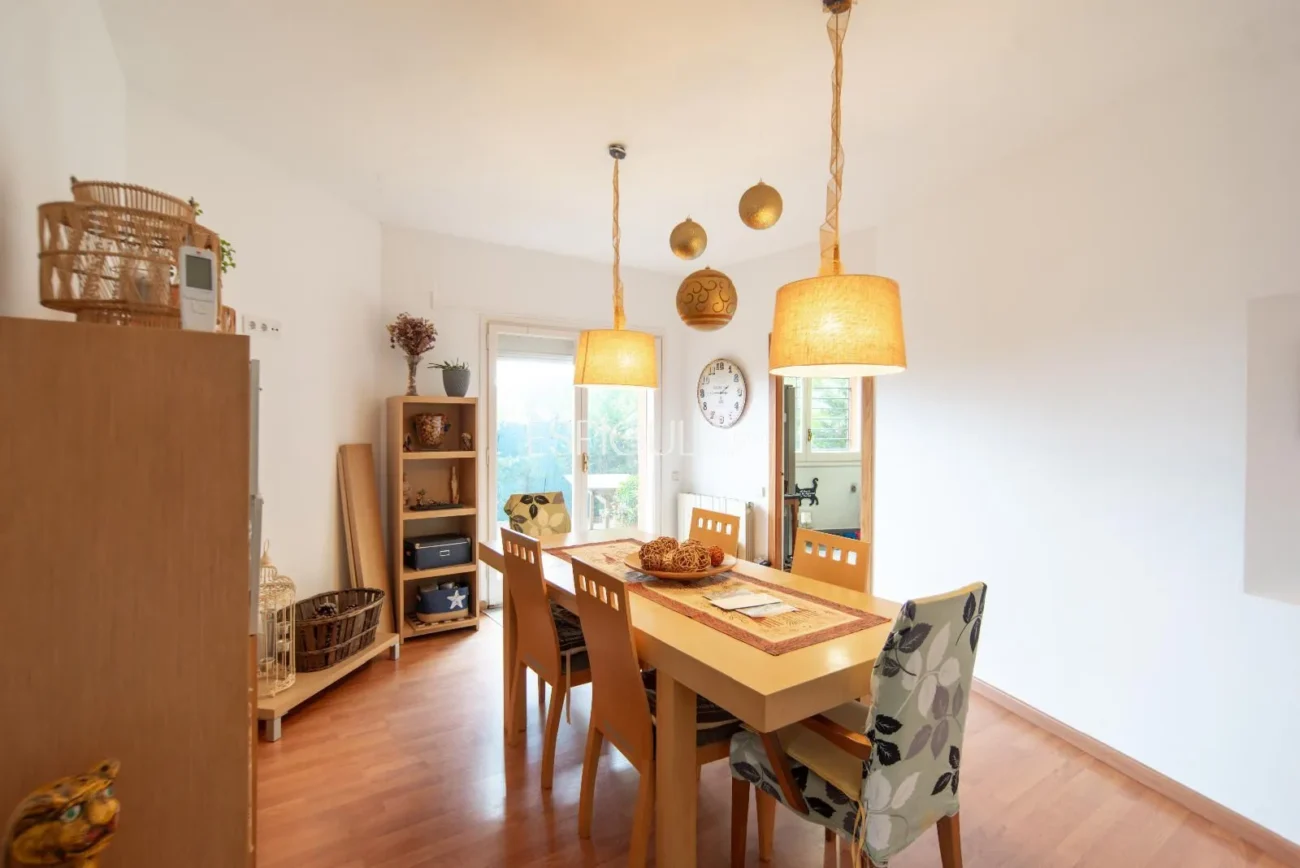 Belle maison avec un grand potentiel et une conception architecturale unique à La Llobera, Cabrils