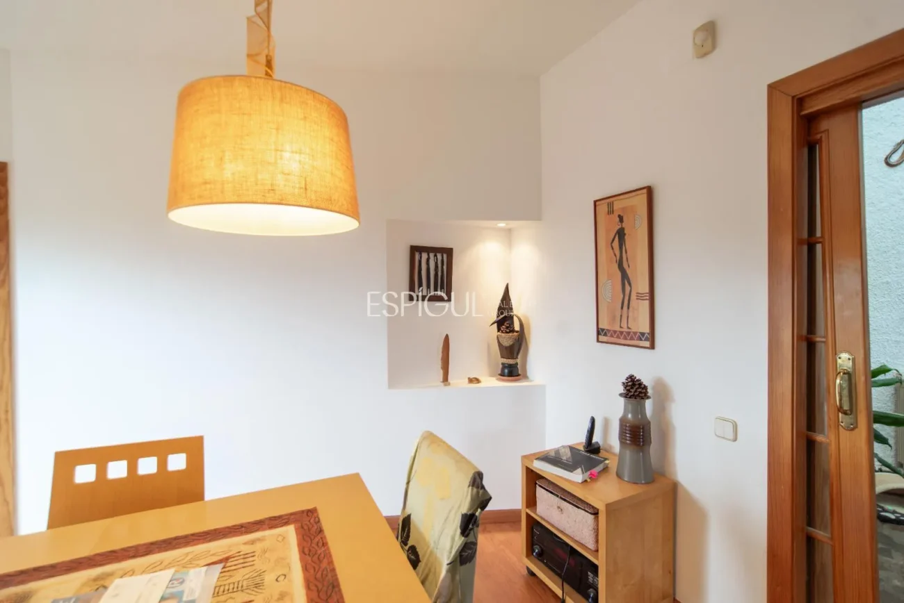 Belle maison avec un grand potentiel et une conception architecturale unique à La Llobera, Cabrils