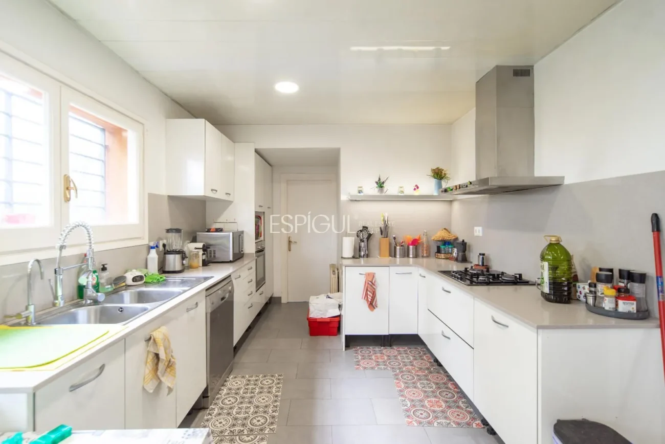 Belle maison avec un grand potentiel et une conception architecturale unique à La Llobera, Cabrils