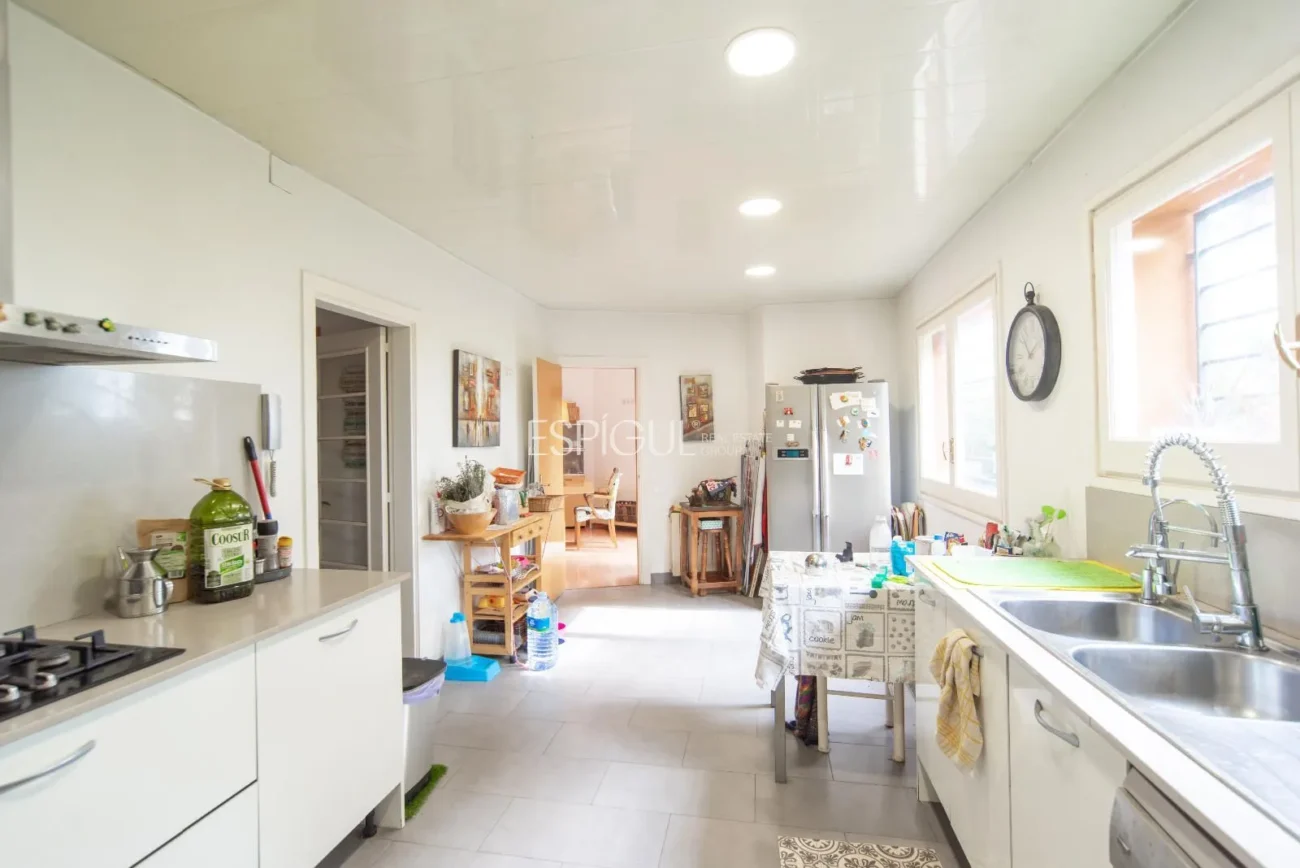 Belle maison avec un grand potentiel et une conception architecturale unique à La Llobera, Cabrils