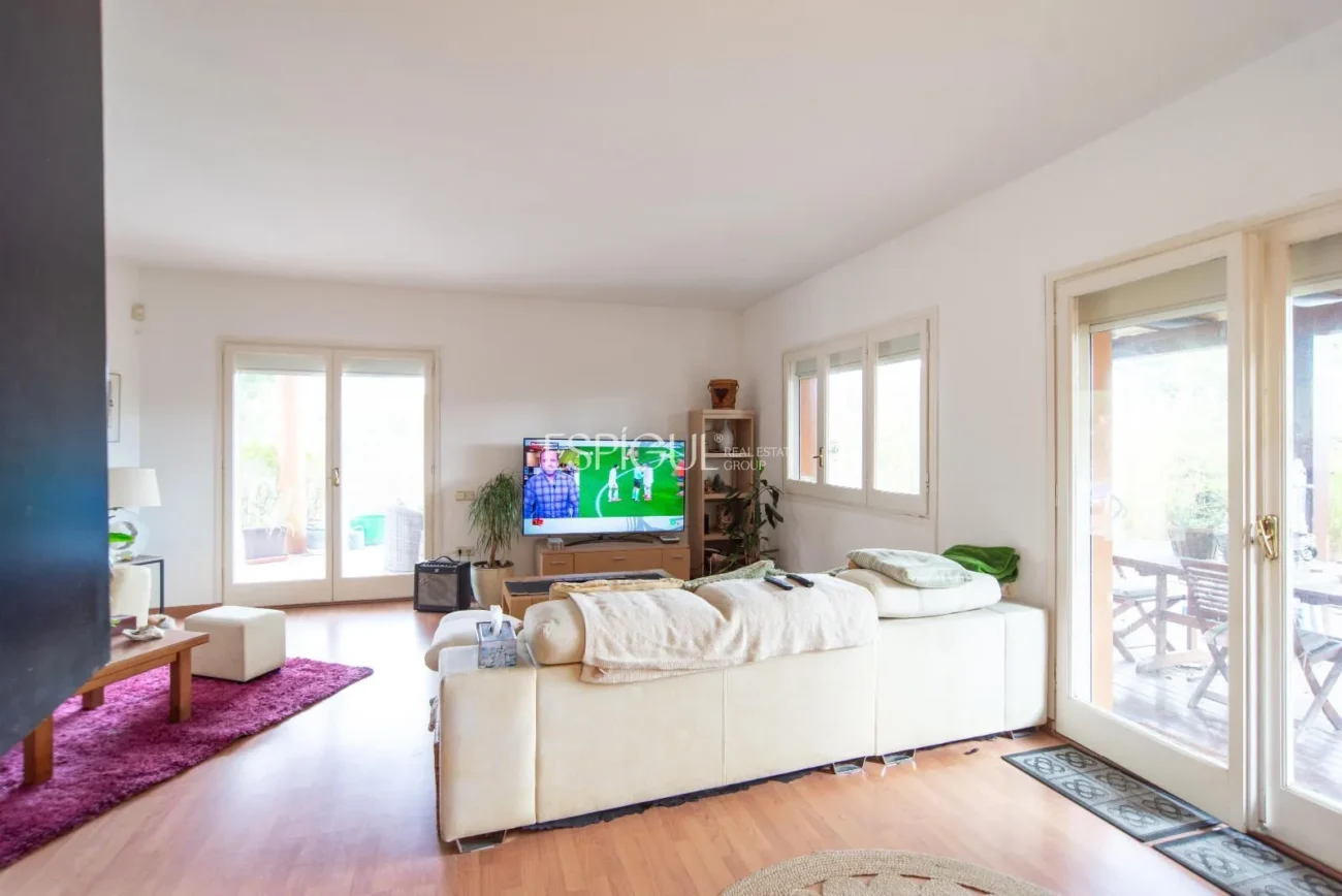 Belle maison avec un grand potentiel et une conception architecturale unique à La Llobera, Cabrils