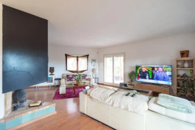 Belle maison avec un grand potentiel et une conception architecturale unique à La Llobera, Cabrils