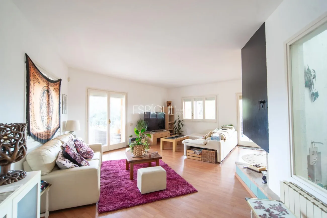 Belle maison avec un grand potentiel et une conception architecturale unique à La Llobera, Cabrils