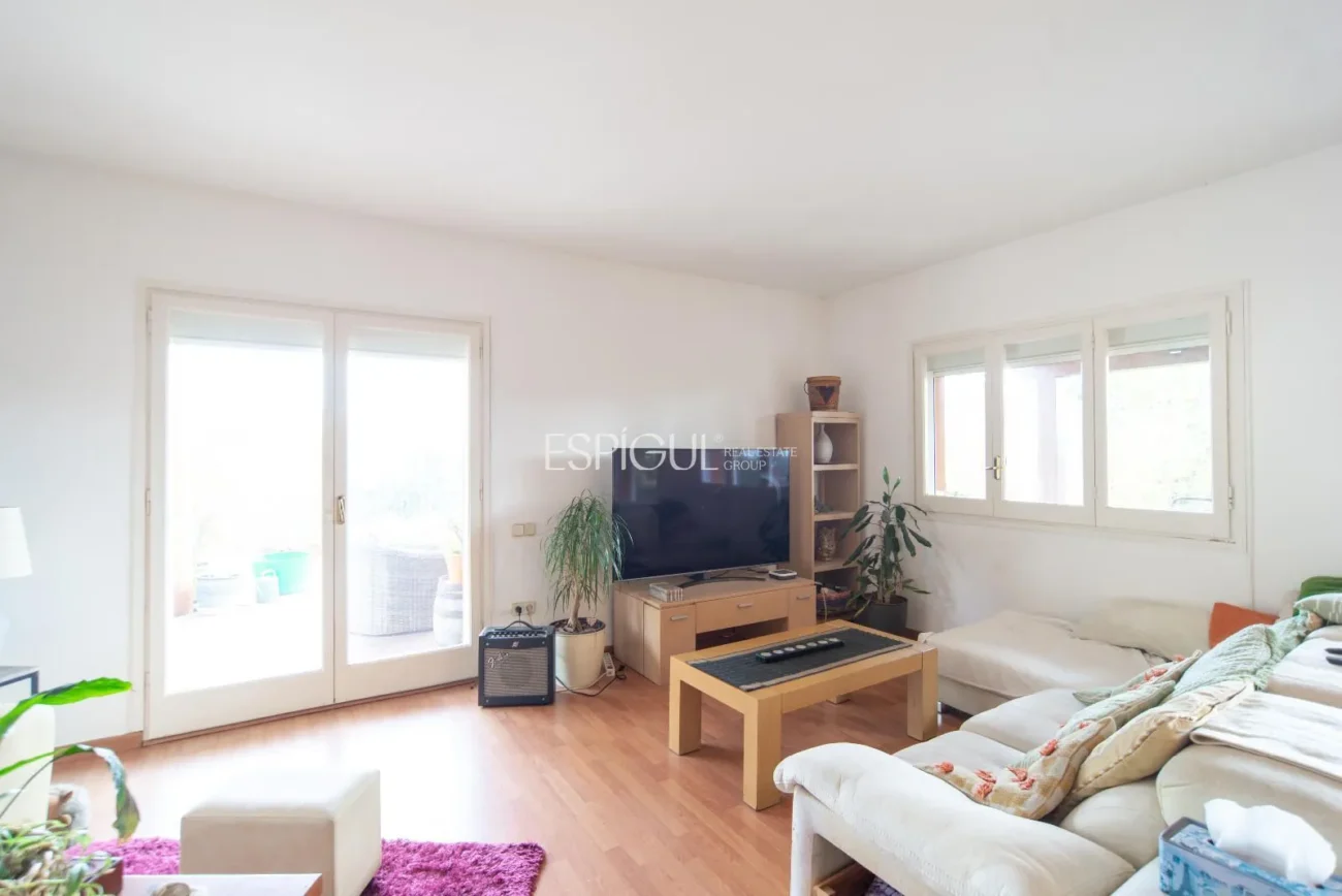 Belle maison avec un grand potentiel et une conception architecturale unique à La Llobera, Cabrils