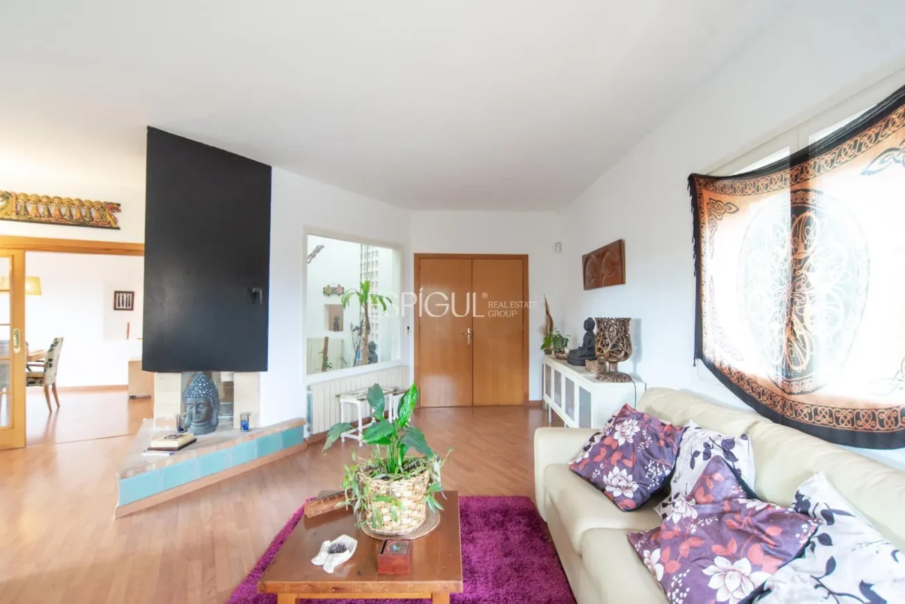 Belle maison avec un grand potentiel et une conception architecturale unique à La Llobera, Cabrils