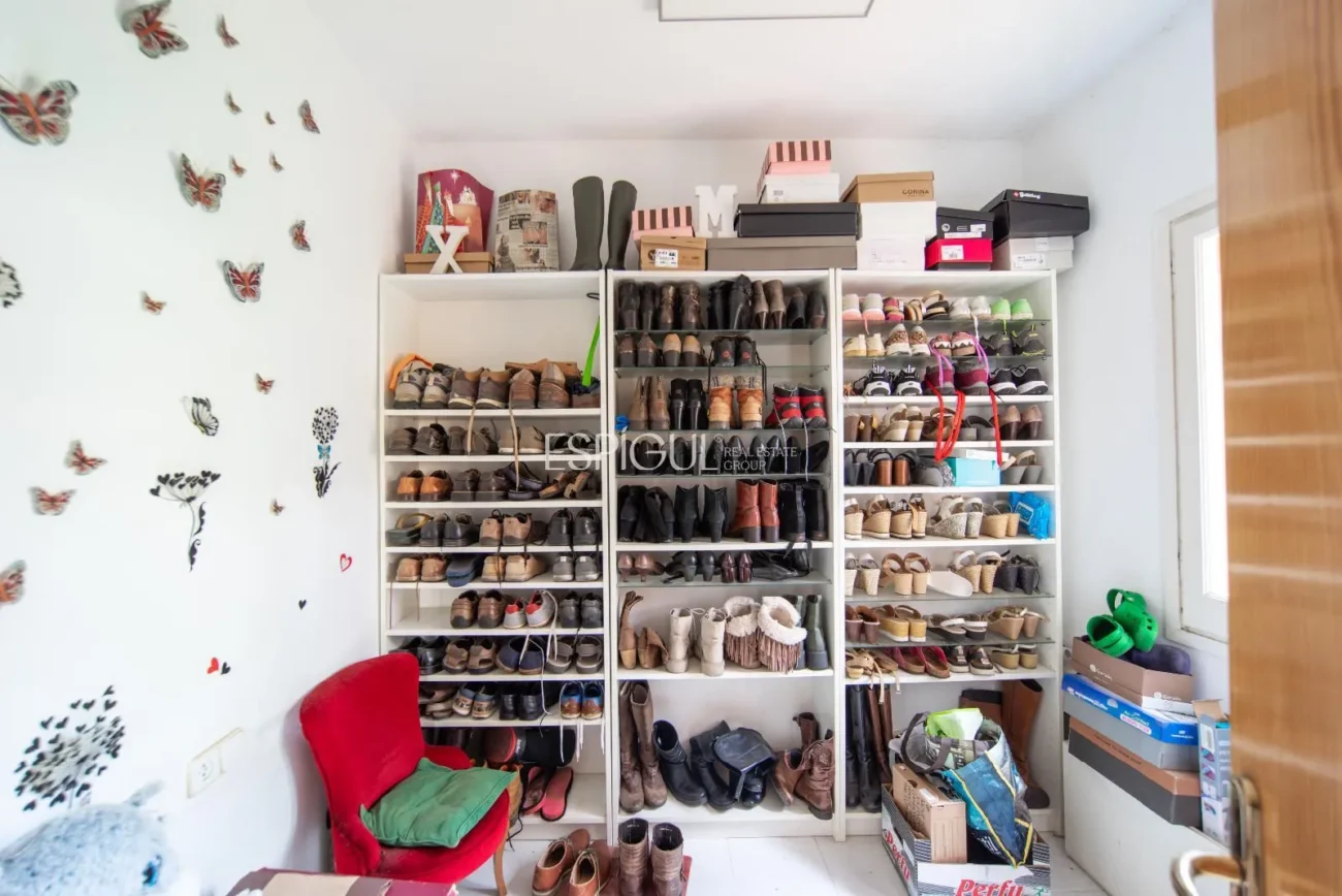 Belle maison avec un grand potentiel et une conception architecturale unique à La Llobera, Cabrils