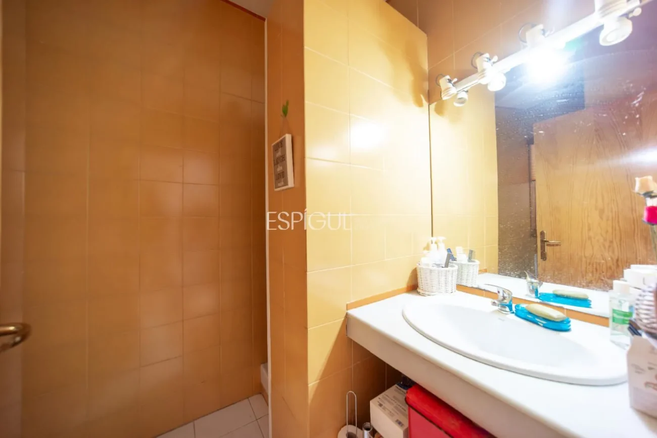 Belle maison avec un grand potentiel et une conception architecturale unique à La Llobera, Cabrils