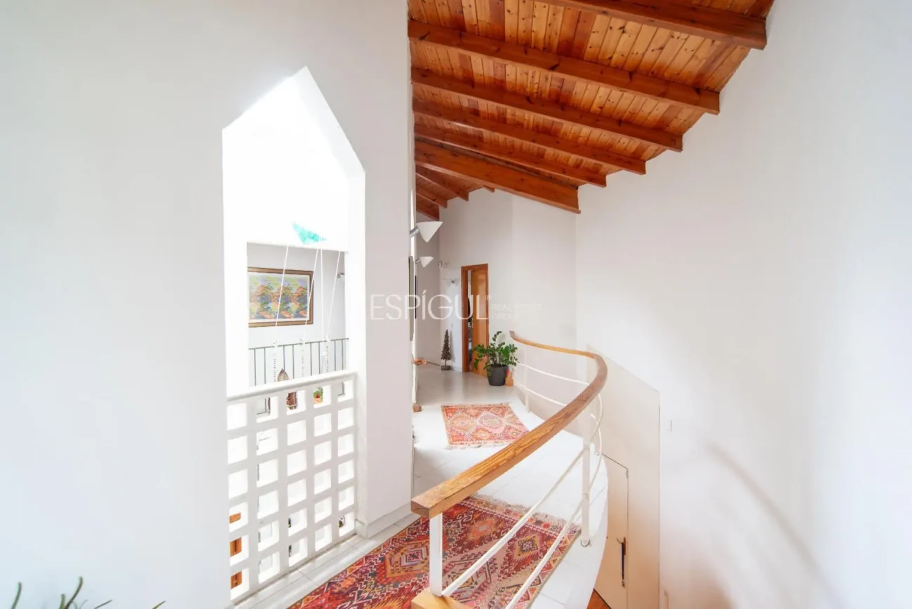 Belle maison avec un grand potentiel et une conception architecturale unique à La Llobera, Cabrils