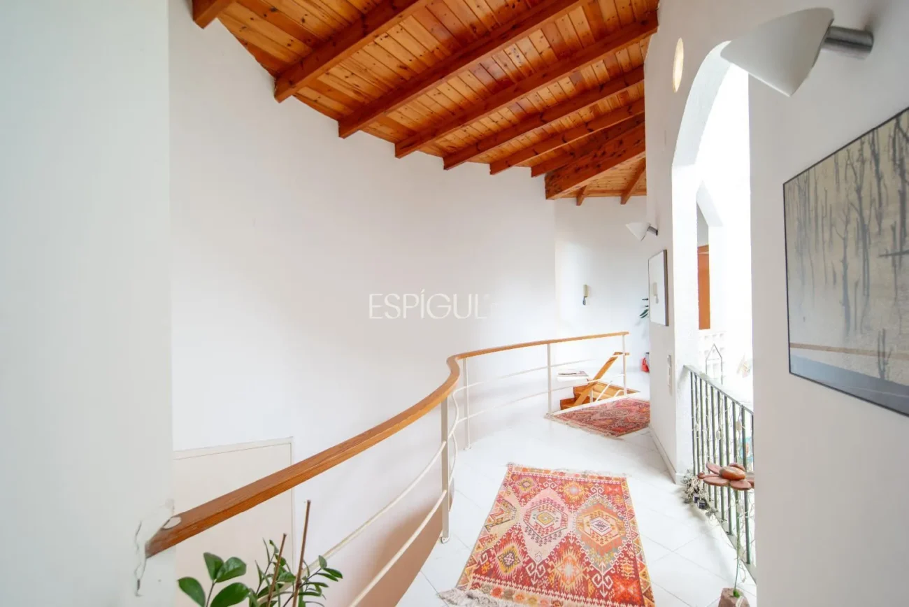 Belle maison avec un grand potentiel et une conception architecturale unique à La Llobera, Cabrils