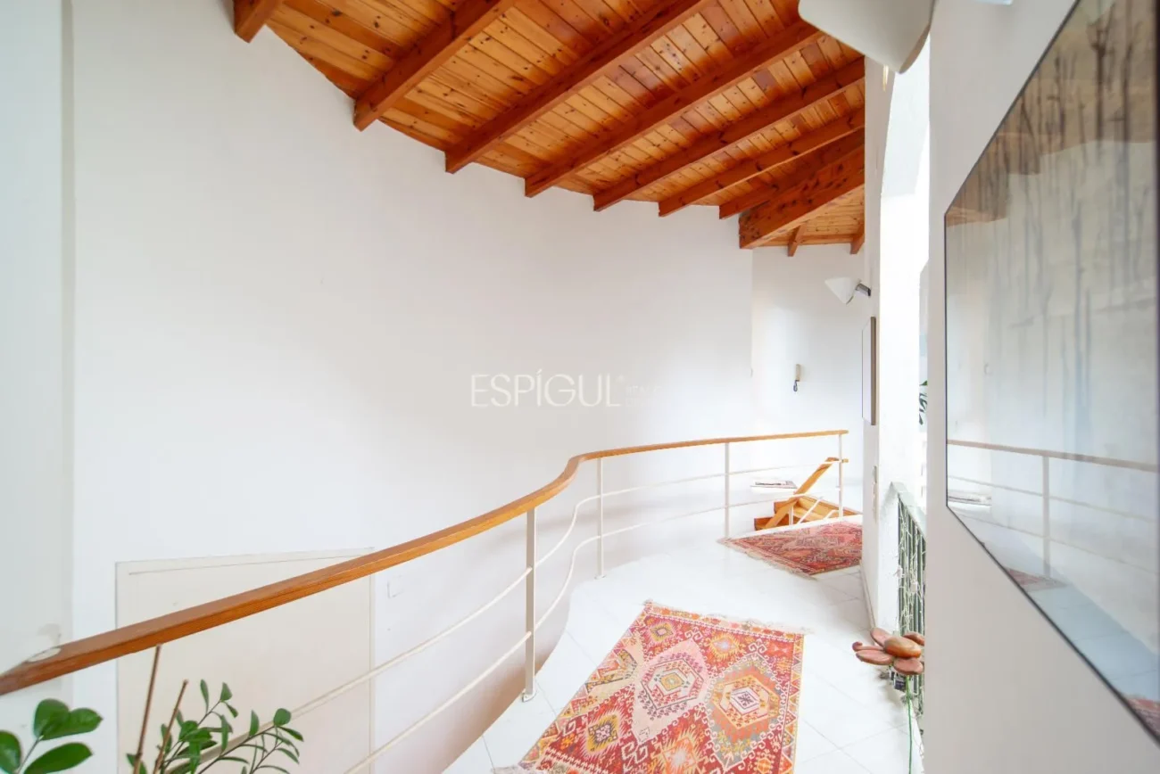 Belle maison avec un grand potentiel et une conception architecturale unique à La Llobera, Cabrils