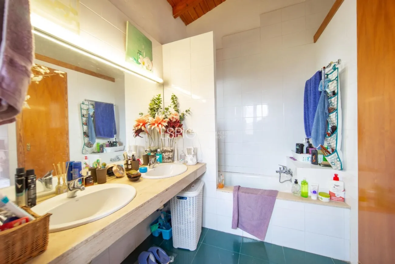 Belle maison avec un grand potentiel et une conception architecturale unique à La Llobera, Cabrils