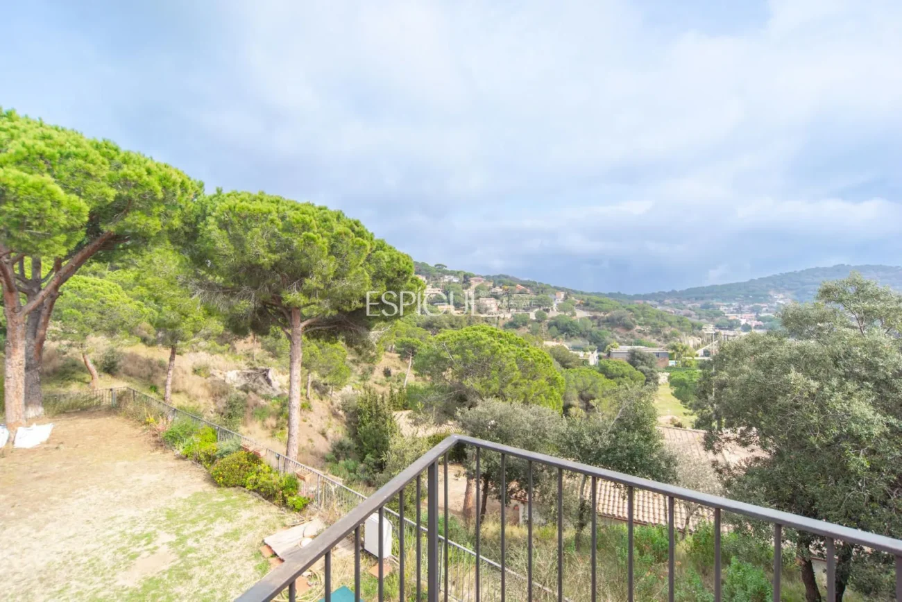 Belle maison avec un grand potentiel et une conception architecturale unique à La Llobera, Cabrils