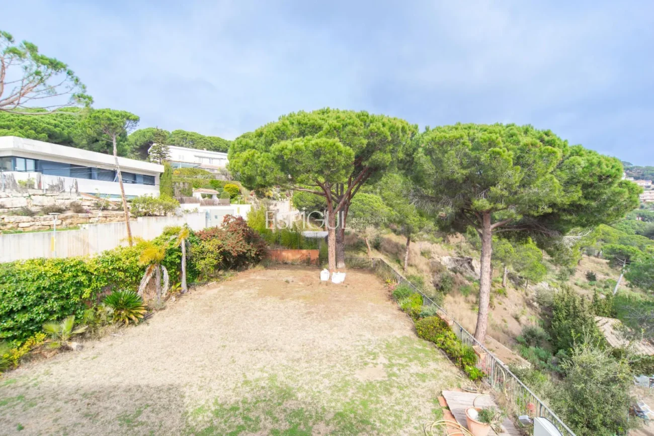Belle maison avec un grand potentiel et une conception architecturale unique à La Llobera, Cabrils