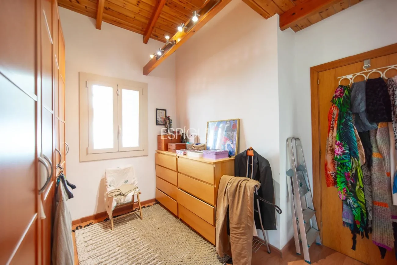 Belle maison avec un grand potentiel et une conception architecturale unique à La Llobera, Cabrils