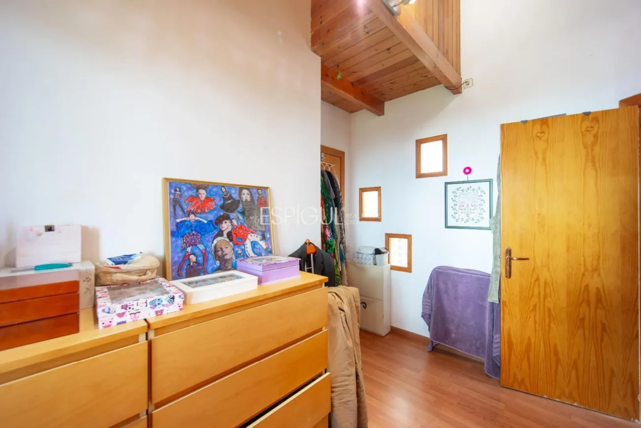 Belle maison avec un grand potentiel et une conception architecturale unique à La Llobera, Cabrils