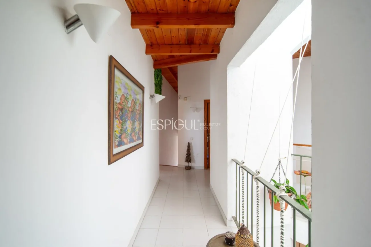 Belle maison avec un grand potentiel et une conception architecturale unique à La Llobera, Cabrils